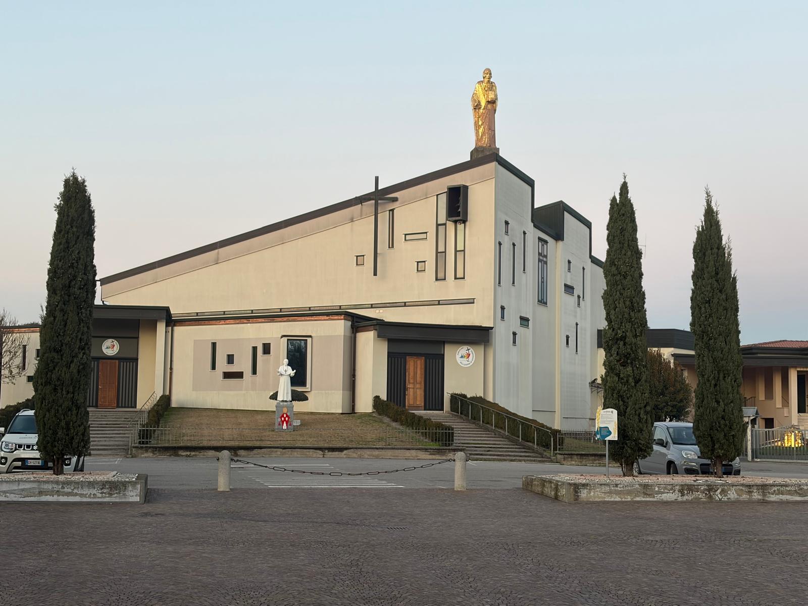 Chiesa moderna di San Paolo con statua dorata