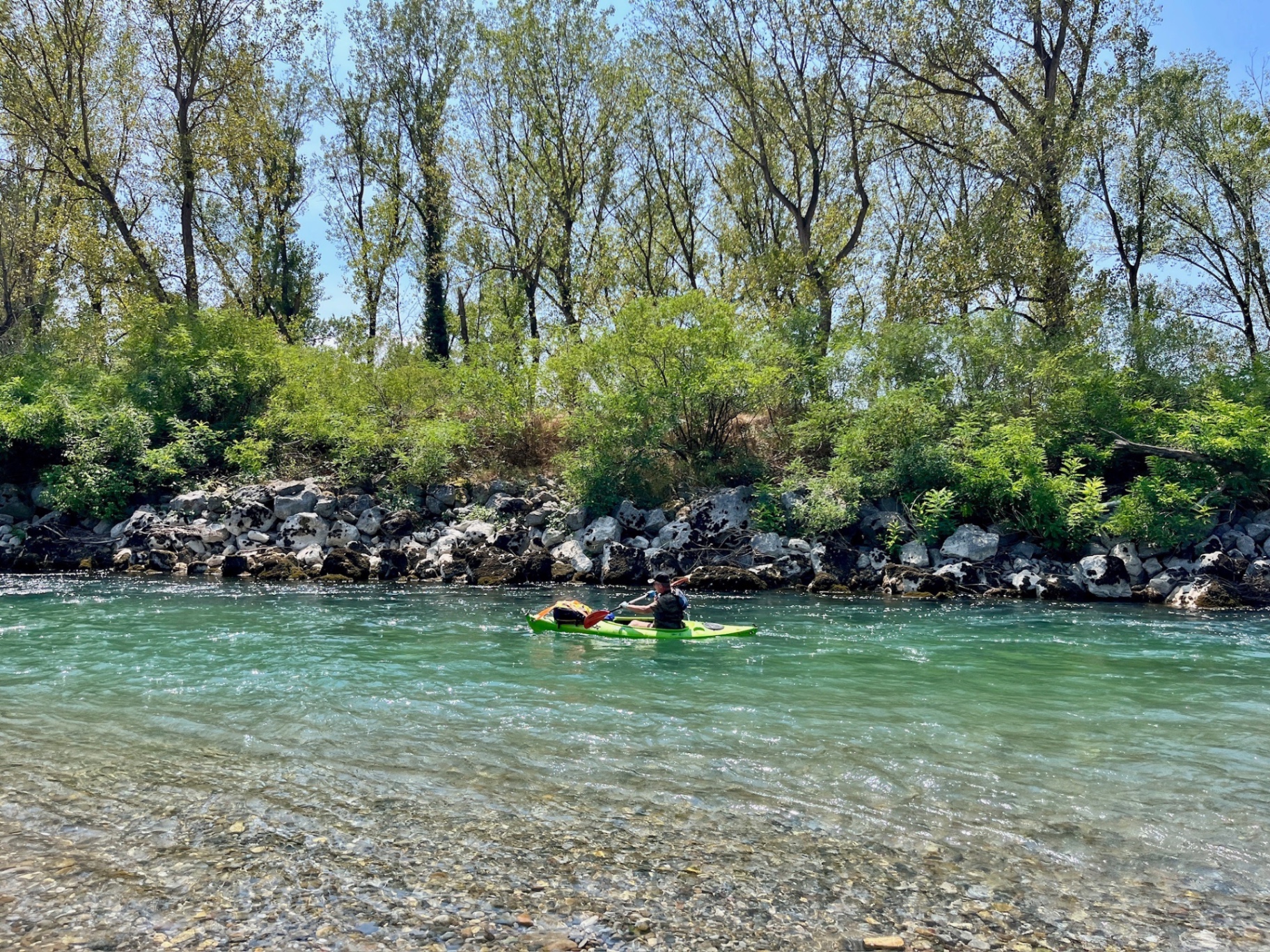Kayak sul fiume Oglio tra la vegetazione