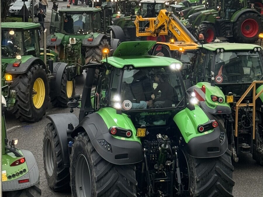 Corteo di trattori per le vie del paese