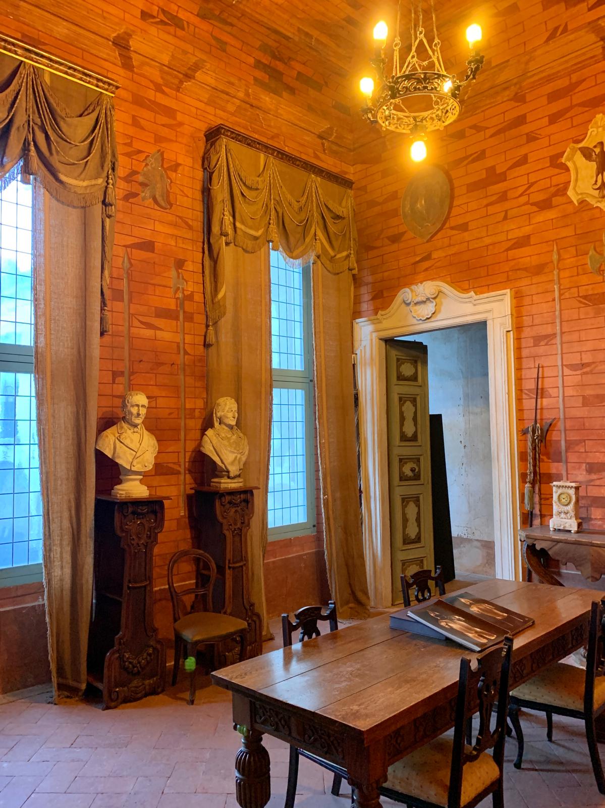 Sala interna del Castello di Padernello con busti e arredi d'epoca