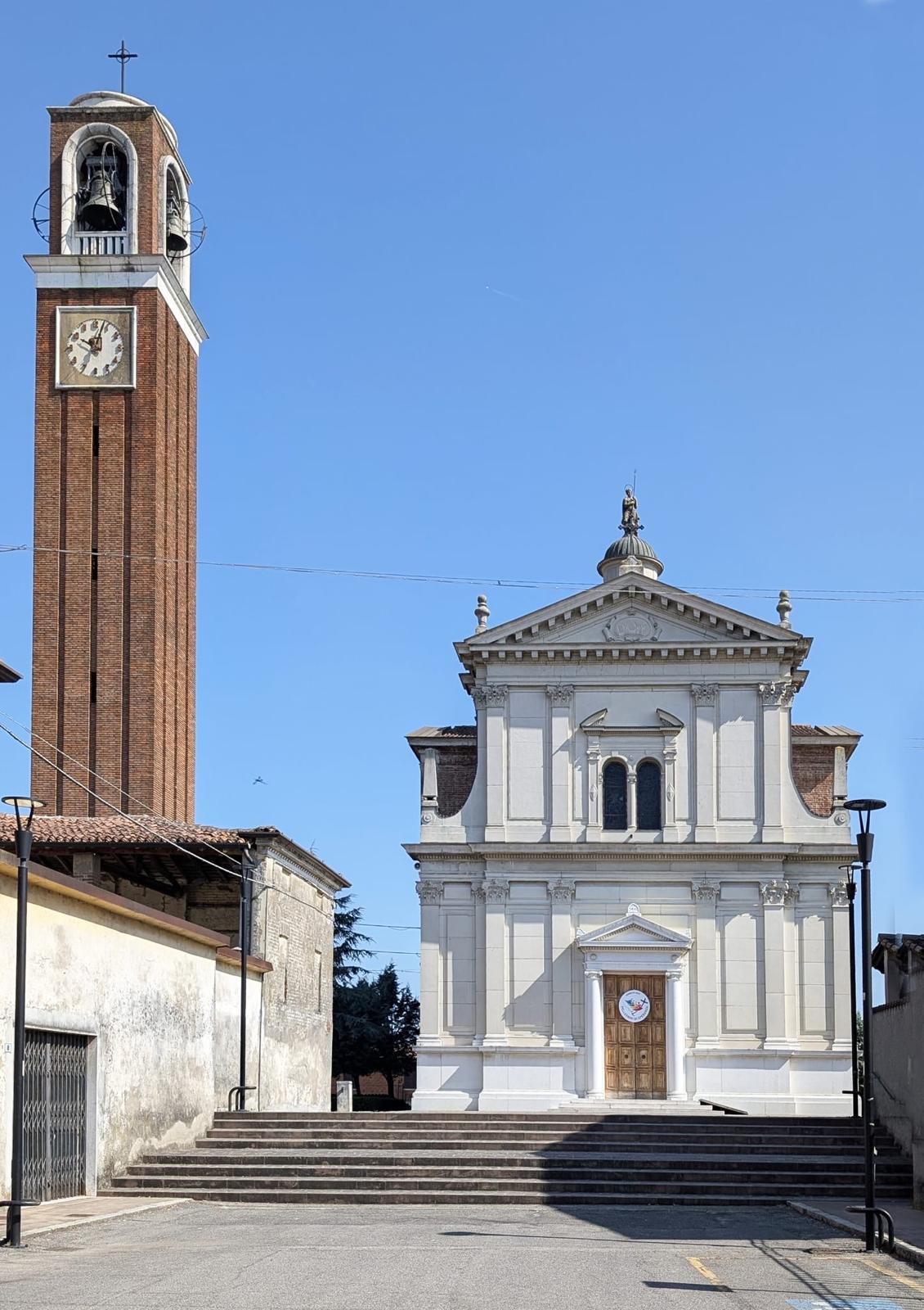 Chiesa parrocchiale con campanile in mattoni