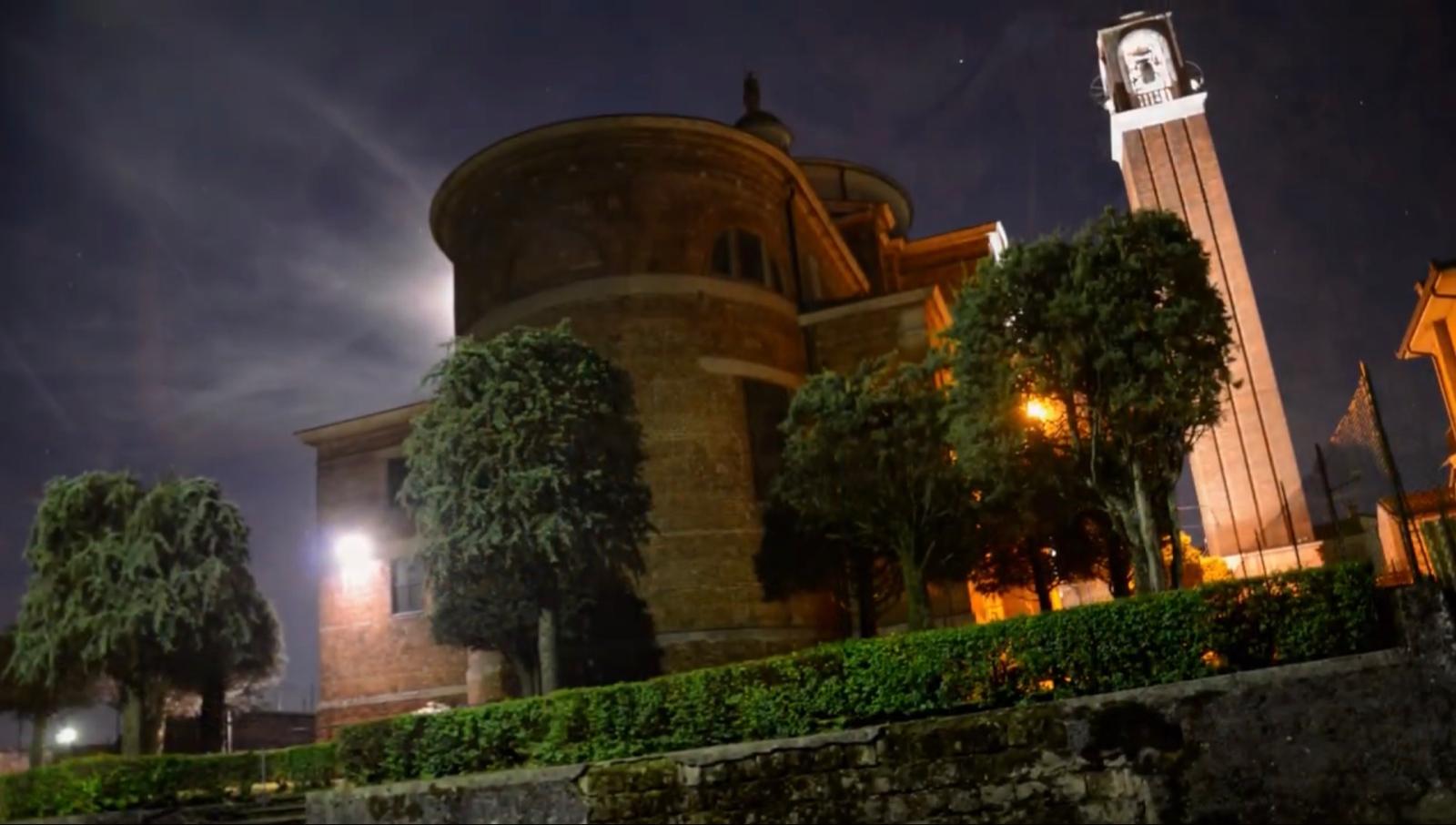 Chiesa e campanile illuminati di notte