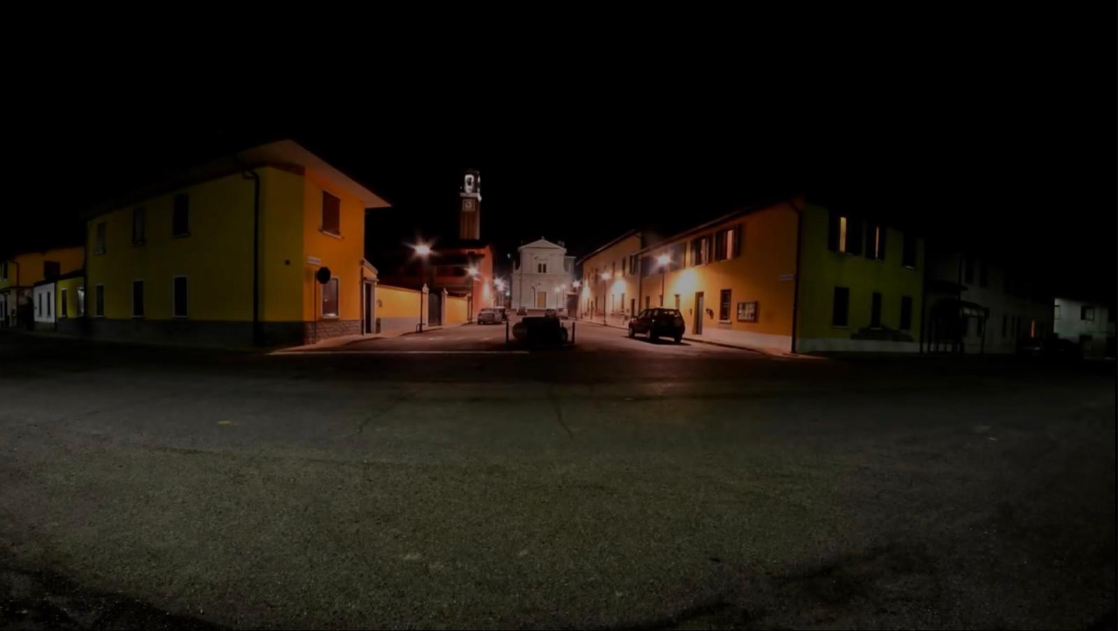 Vista notturna del centro di San Paolo con la chiesa