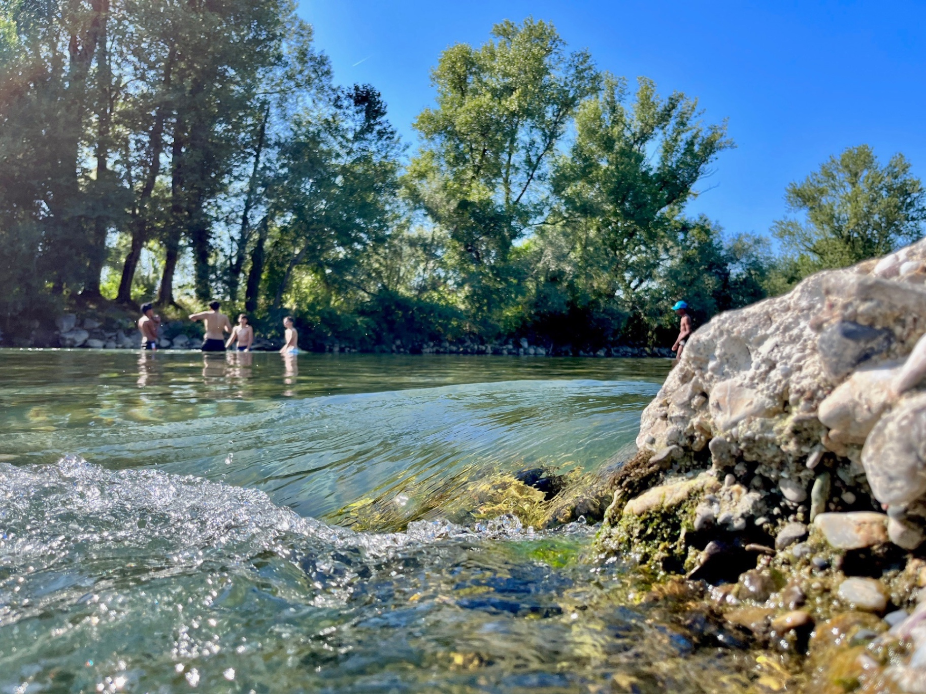Bagnanti nel fiume Oglio tra le acque cristalline