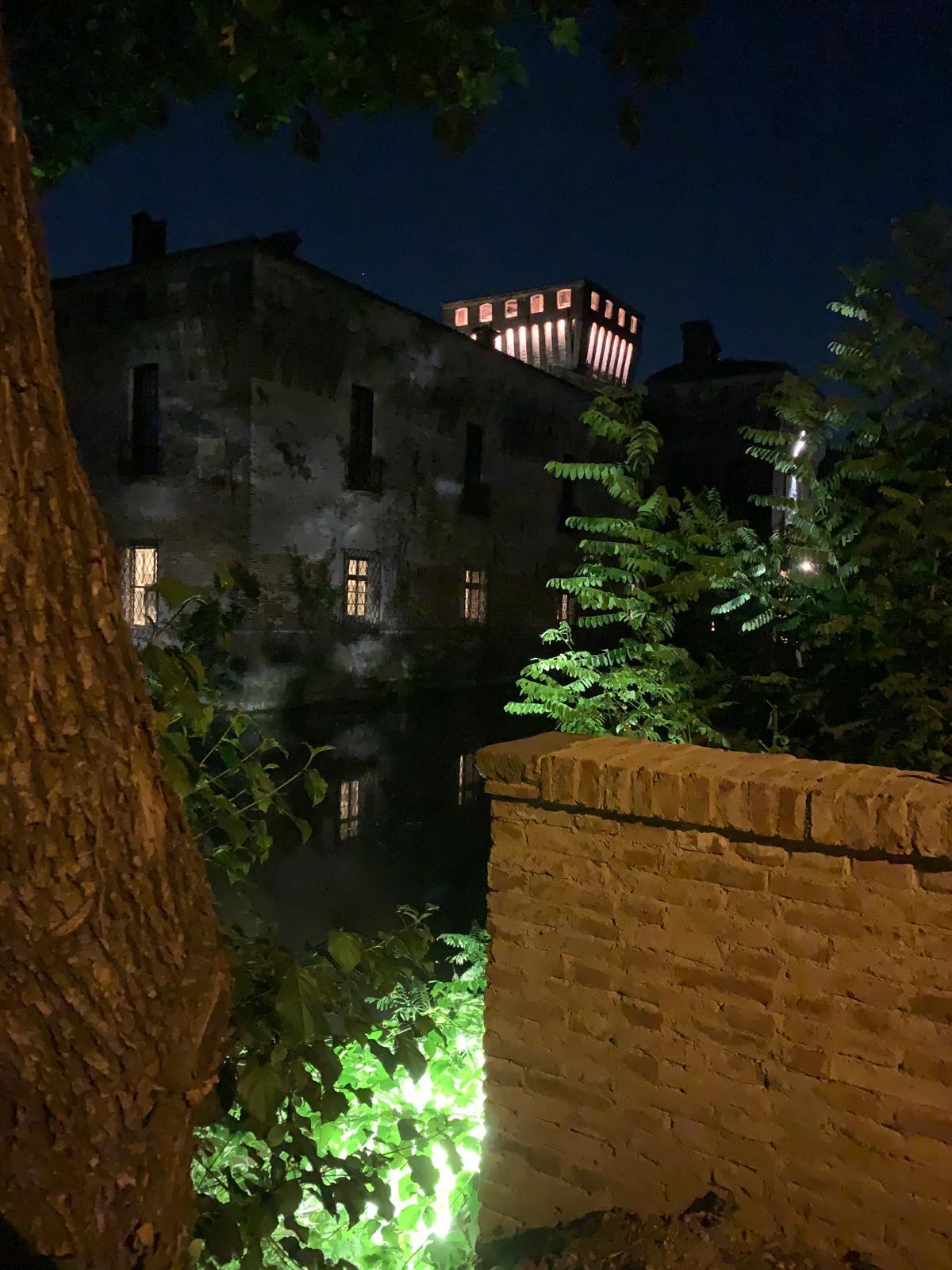 Castello di Padernello illuminato di notte