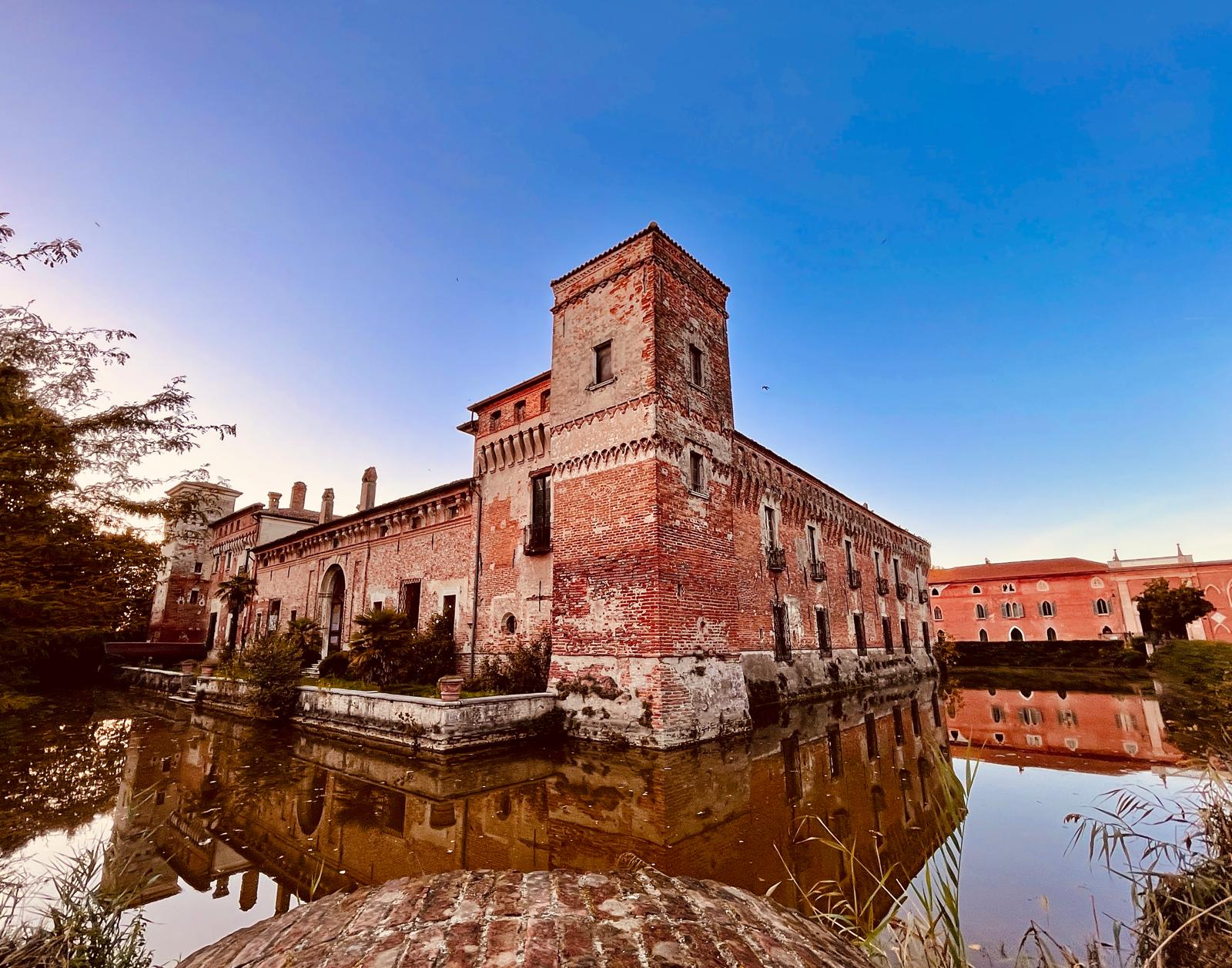 Castello di Padernello all'alba, riflesso sul fossato