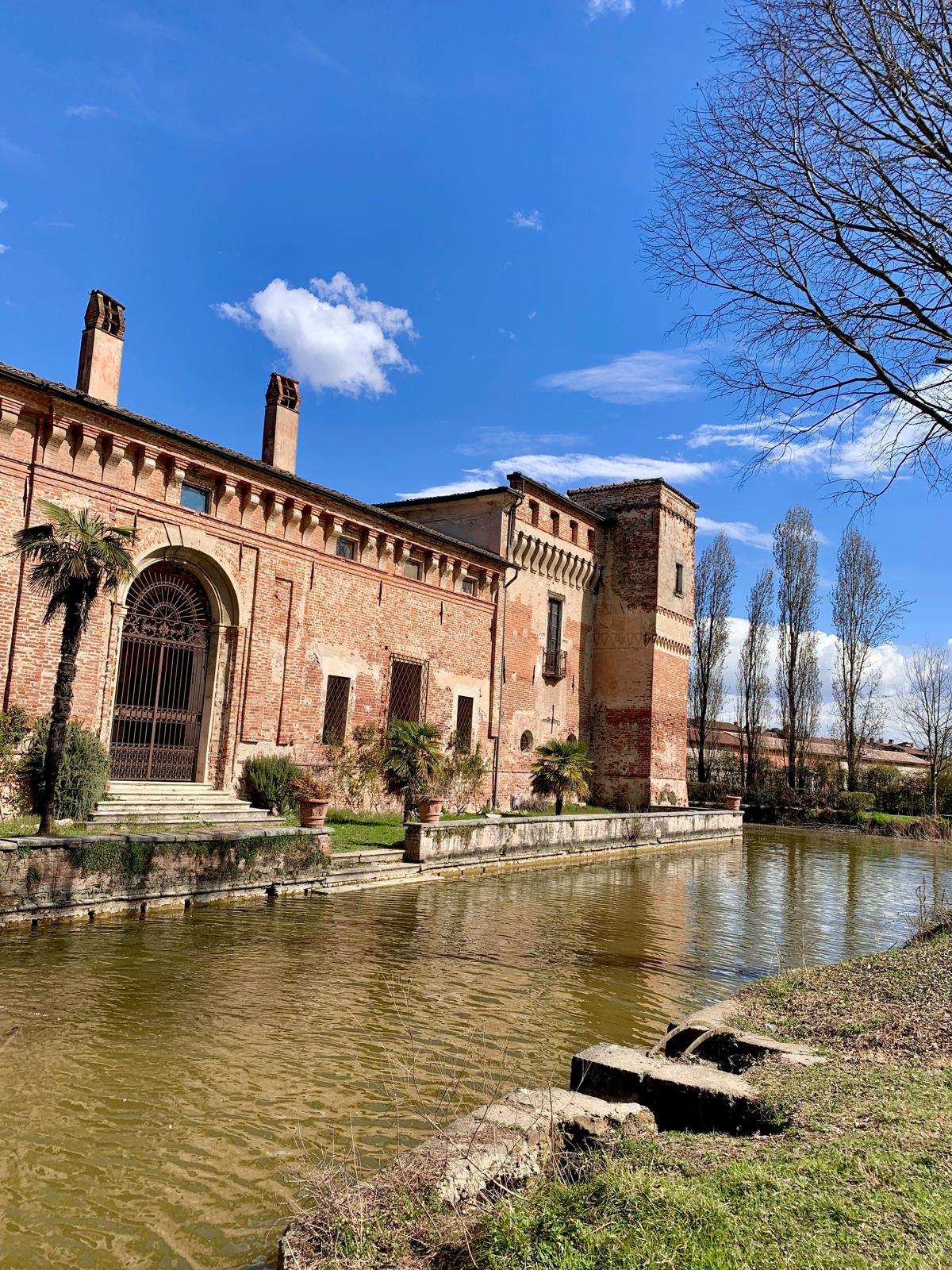 Castello di Padernello riflesso nel fossato