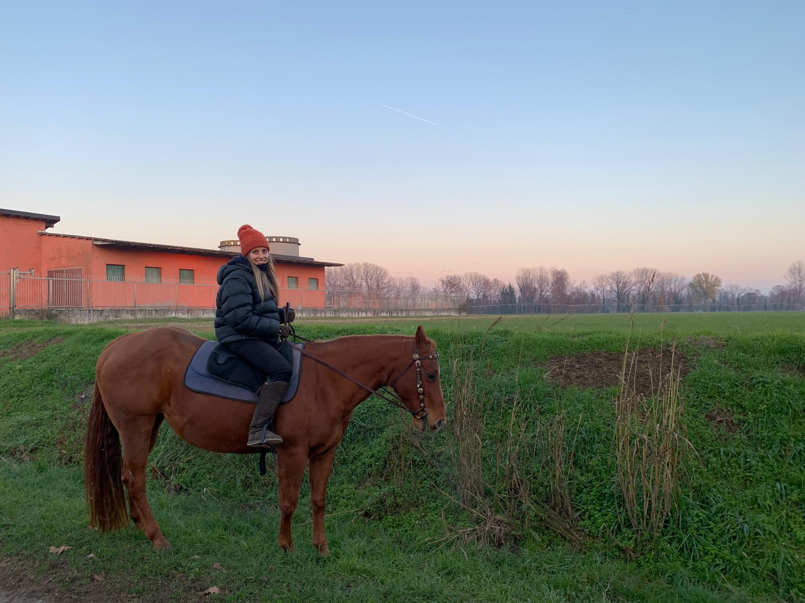 Escursione a cavallo al tramonto nella campagna