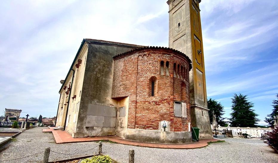 Antica chiesa in mattoni con campanile