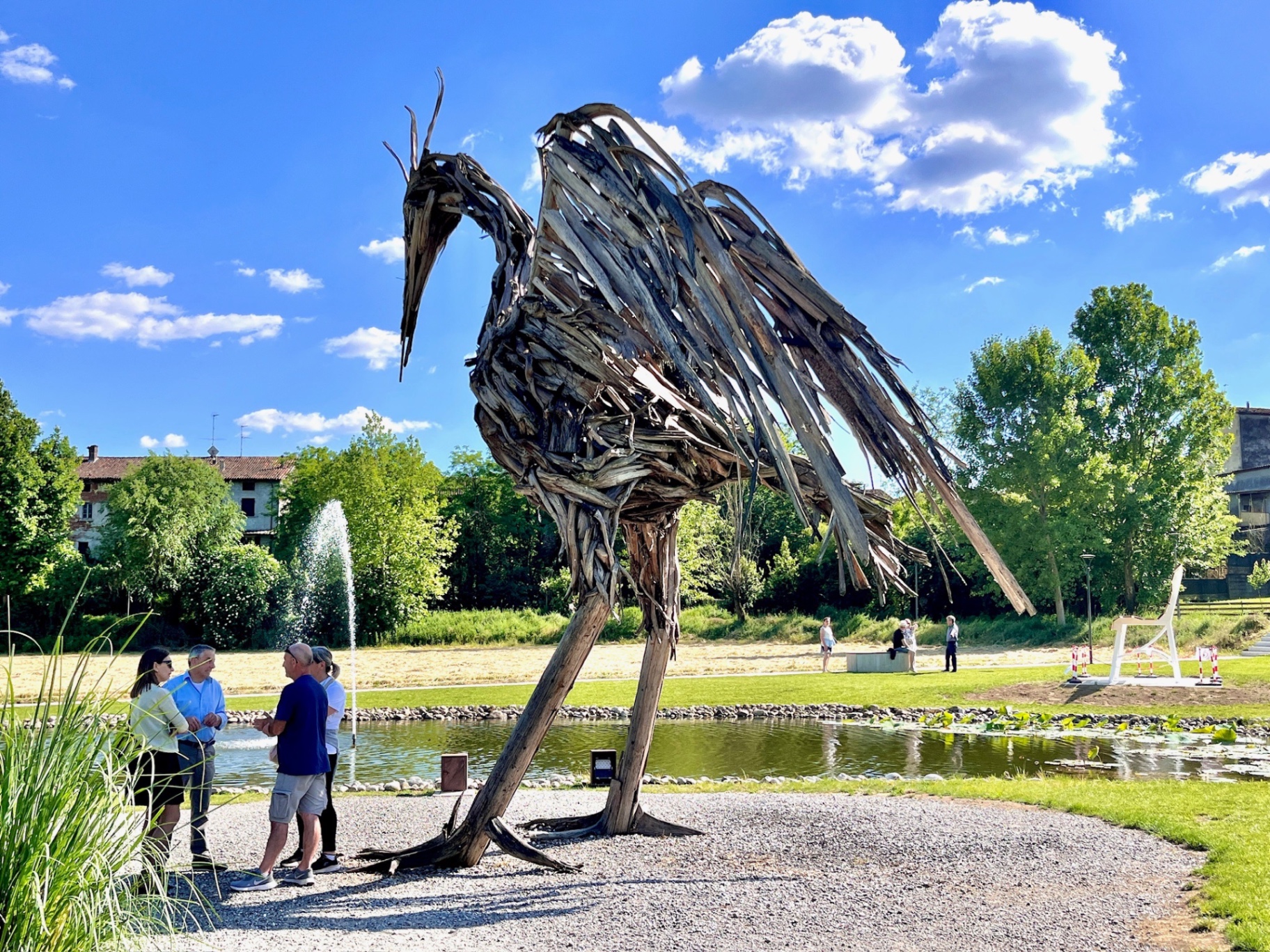 Grande scultura di airone in legno al parco delle risorgive